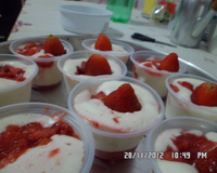 Sobremesa rápida de morango com creme