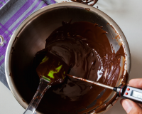 O que é temperagem de chocolate? Saiba como fazer em casa e conseguir uma renda extra na Páscoa