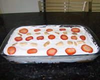 Pavê folhado de doce de leite e morangos