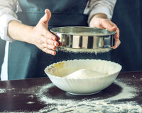 Por que devemos peneirar a farinha de trigo?