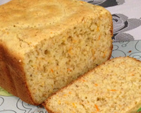 Pão sem glúten com cenoura e cebola na máquina de pão