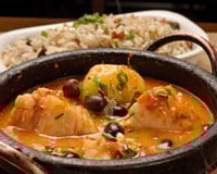 Bacalhau ao leite de coco com batatas e azeitonas pretas