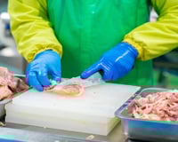 Mais de seis toneladas de frango destinadas a refeitórios foram recolhidas devido a riscos à saúde em sete estados