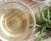 Sem mosquitos e sem odor desagradável: sua casa vai ficar cheirosa e protegida com essa mistura poderosa de alecrim com vinagre