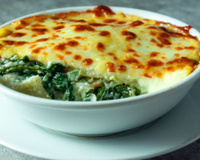 Um almoço cremoso que derrete na boca: lasanha de espinafre e bechamel fácil de fazer