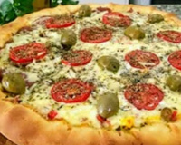 Pizza caseira com borda recheada mais gostosa que da pizzaria: todo mundo que prova come até o zíper abrir