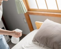 Colocar vinagre no quarto antes de dormir pode ajudar por diversos motivos. Você realmente acorda se sentindo diferente