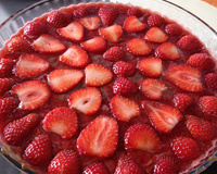 Brigadeirão com doce de morango