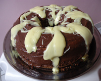 Bolo de chocolate com ameixas