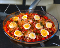 Espaguete com linguiça calabresa no molho