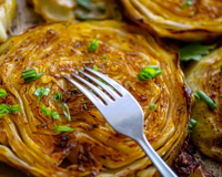 Repolho assado com bordas caramelizadas: esse modo de preparo simples transforma o humilde vegetal em um acompanhamento sofisticado (e fácil)