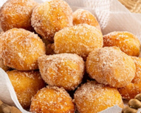 Bolinho de chuva fácil e sequinho: aprenda a receita sem leite, perfeita para esse frio!