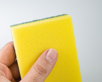 Para que serve colocar uma esponja na geladeira? Truque simples vai virar seu aliado na cozinha