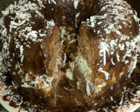 Bolo de chocolate com cobertura de chocolate e recheio de coco