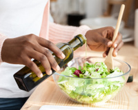 Os chefs espanhóis concordam: "Ao temperar uma salada, é preciso seguir a lógica e adicionar o azeite por último”