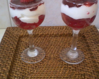 Gelatina de morango com chantily e calda de morango