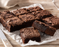 Não sobra um pedaço: faço esse brownie sem farinha e açúcar em casa toda semana e ele desaparece da forma num piscar de olhos