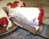 Bolo de chocolate com mousse branca e morangos