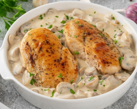 Os chefs espanhóis concordam: “Para que os peitos de frango fiquem macios e saborosos, prepare um molho com 250 ml de caldo de carne ou de legumes e adicione tapioca ou amido de milho para engrossá-lo”.