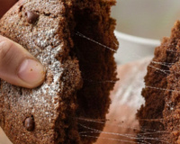 Cuidado com "fios brancos como queijo derretido ou teias de aranha" em bolos: nutricionista alerta sobre perigos do bolor invisível!