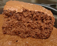 Pão de ló de chocolate com recheio e cobertura