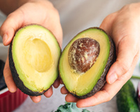 Nem com papel alumínio, nem em pote hermético: esse é o truque simples para fazer o abacate durar mais tempo sem ficar escuro