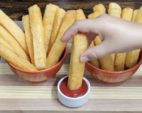 Desde que aprendi só faço desse jeito: palitos crocantes de mandioca servem de aperitivo e até de acompanhamento