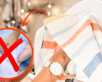 Deixei o pano de prato de molho nessa mistura (sem água sanitária) e não acreditei em como foi fácil lavar e tirar todas as manchas de gordura