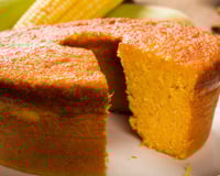 Há 10 anos que eu faço esse bolo de milho cremoso e ele sai perfeito todas as vezes: fácil de fazer e ainda acaba no mesmo dia!