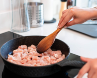 Parece inofensivo, mas esse hábito comum na cozinha pode colocar sua saúde em risco