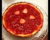 Cheesecake com molho de morangos