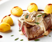 Bife ao molho de maionese com manjericão