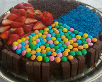 Bolo de chocolate com recheio de morango e palitinhos