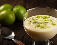 Mousse de limão com leite em pó: uma sobremesa de verão fácil e rápida que fica pronta em apenas 10 minutos