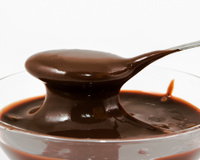 Sem leite condensado, nem creme de leite: brigadeiro de colher cremoso para uma sobremesa rápida ou até para cobrir bolos