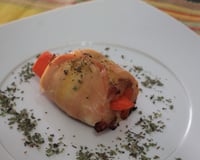 Filé de frango a rolê com cenoura, bacon e pimentão amarelo