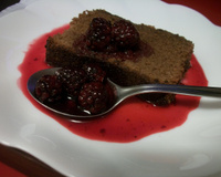 Bolo de chocolate com calda quente de amora