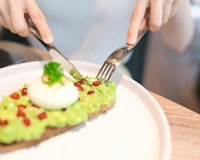 5 alimentos que ajudam a dormir melhor e como incluí-los na rotina