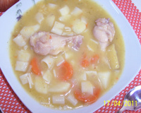 Caldo de mandioquinha com coxinha de frango, legumes e macarrão