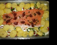 Salmão com tomate seco e alcaparras