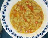 Sopa de legumes com frango e macarrão