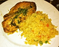 Filé de tilápia grelhada com couscous marroquino