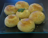 Pão de batata recheado com mortadela