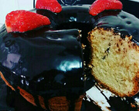 Bolo branco com calda de chocolate