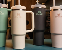 A mais procurada da internet: Garrafa térmica Stanley com canudo e alça por menos de R$ 200