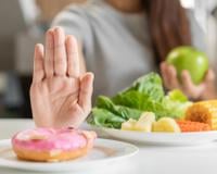 Sou especialista em longevidade e garanto: "Uma dieta sem gordura e açúcar é tão ruim quanto colheradas de azeite de oliva"