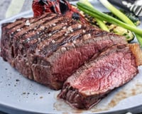 Porção de maminha na airfryer suculenta em um prato