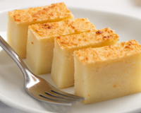 Bolo de mandioca de liquidificador supercremoso e muito fácil de fazer: é só bater e assar