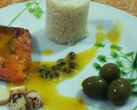 Salmão grelhado com molho de maracujá