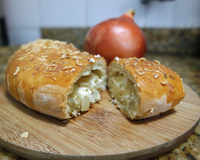 Pão recheado com cebola e queijo cremoso